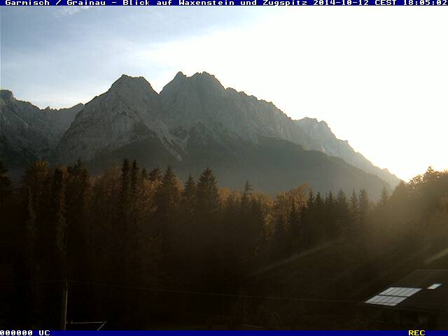 Webcam Garmisch - Grainau mit Blick auf Waxensteine und Zugspitze (rechts)